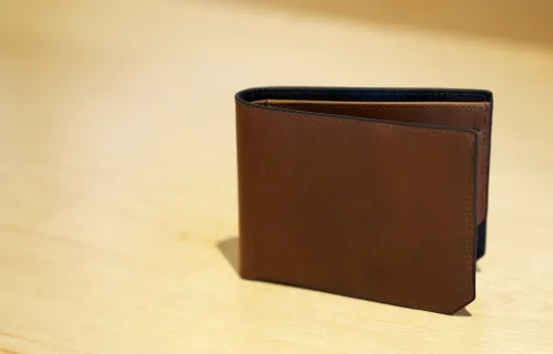 Portefeuille posé sur une table